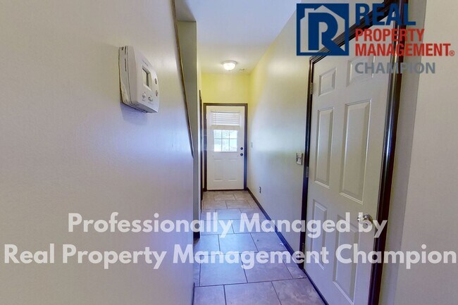 Building Photo - Beautiful Two Story Townhome with Lots of Storage!!