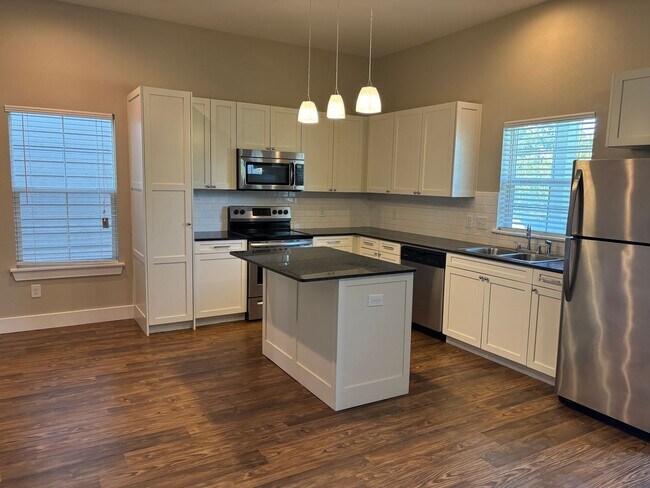 Building Photo - Colorful 2/2 Townhomes in Sherman!