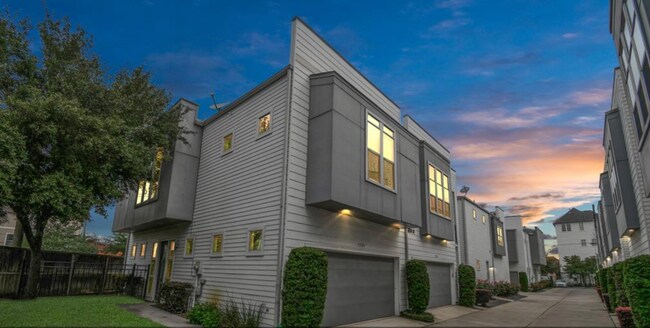 Building Photo - 3220 Lamar St