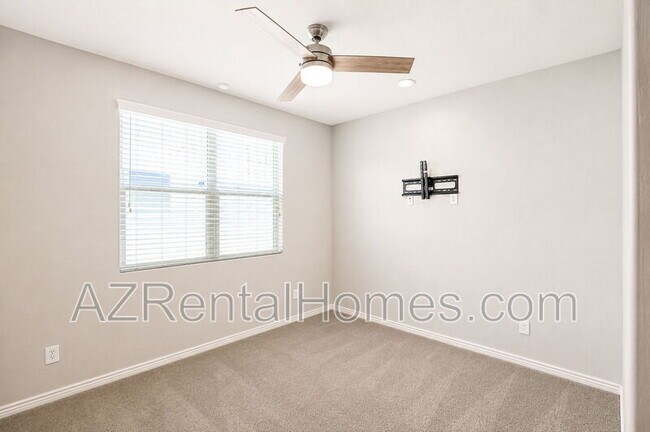 Building Photo - 9742 Thatcher Ave