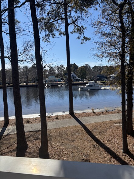 Building Photo - 702 Riverwalk Dr