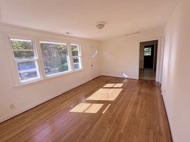 Building Photo - Cottage Rancher on Private Drive