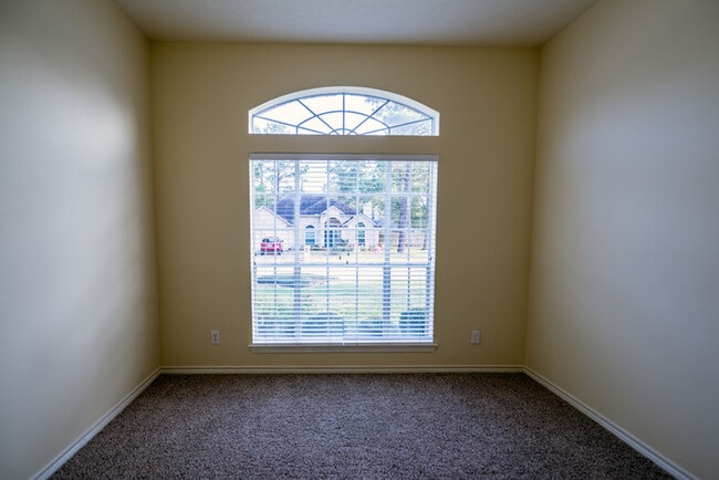 Building Photo - 4BR SFR • Walk-In Pantry • Fenced Yard in Coventry