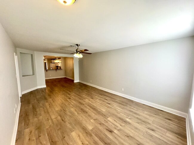 Building Photo - "Charming 2-Bed Oasis with 2 Full Baths in Prime Lynn Haven Location near Mosley High School"