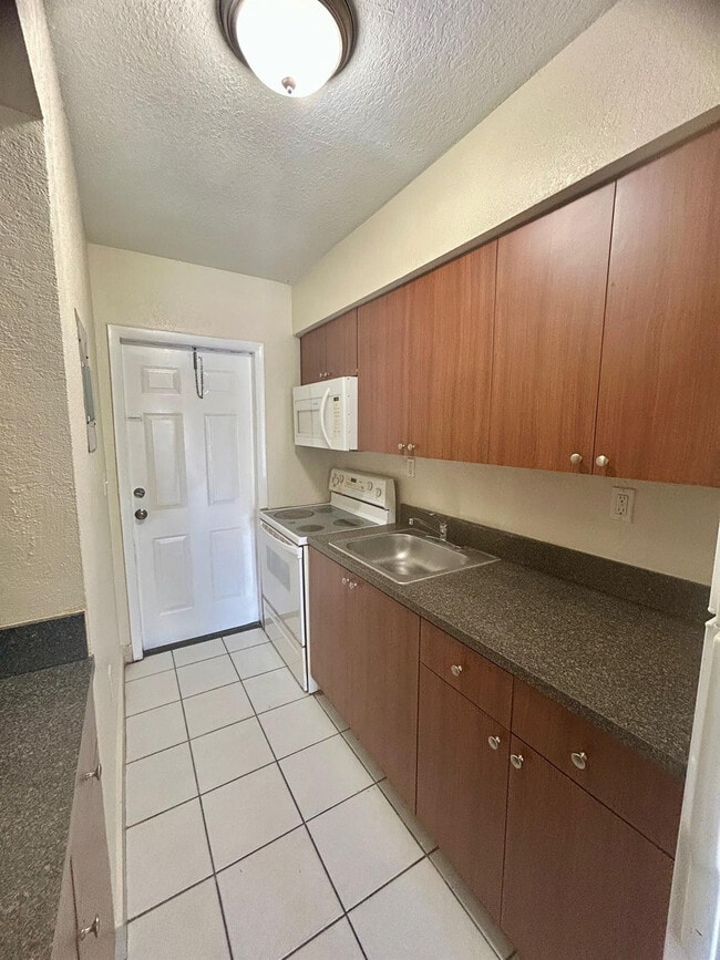 Building Photo - 7421 Venetian St