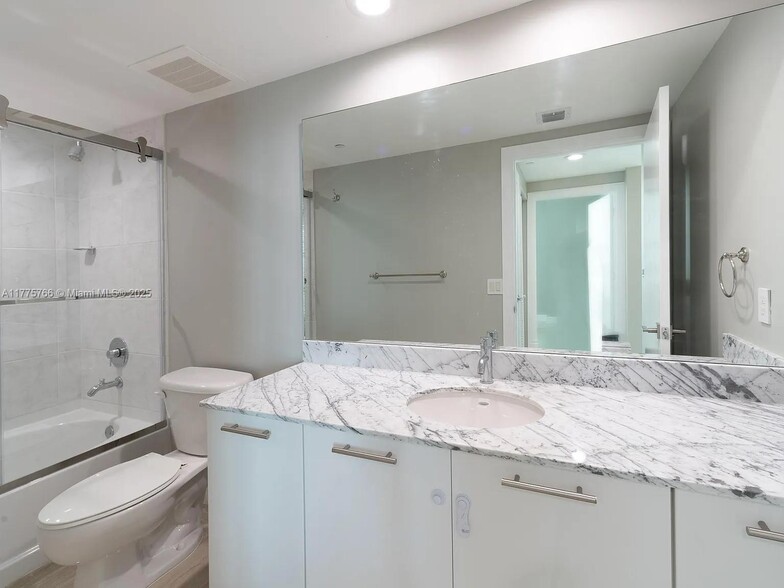 Building Photo - 950 Brickell Bay Dr