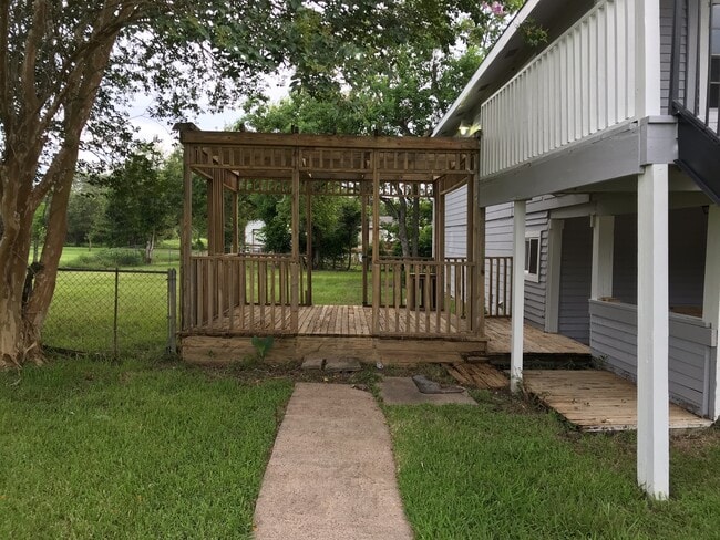 Building Photo - Gorgeous and spacious home in Danbury, Just remodeled and move in ready!