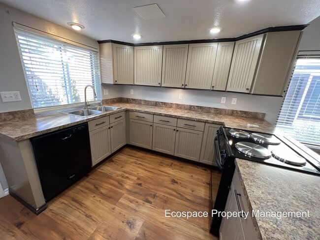 Building Photo - Beautiful Townhouse in Aurora's Mission Vi...