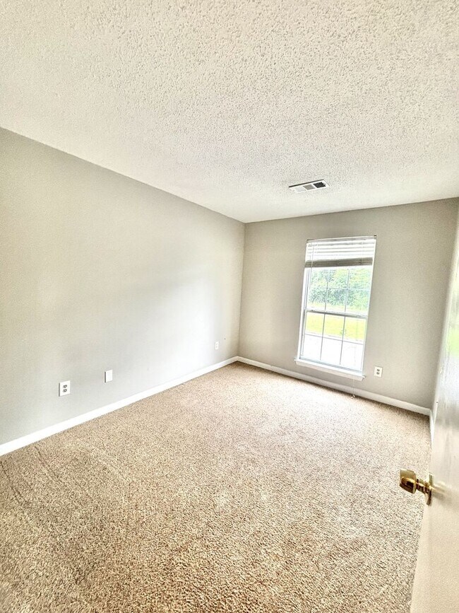 Building Photo - *1/2 Off 1st Months Rent!* 4 Bed, 2 Bath Condo Near MTSU in Murfreesboro