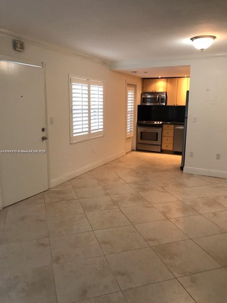 Building Photo - 2545 S Bayshore Dr