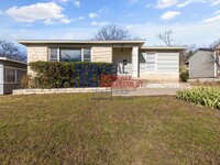 Building Photo - Charming 3 Bed 2 Bath Bungalow in Alamo He...