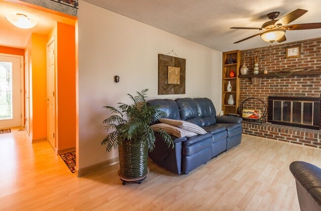 Building Photo - Beautiful 4 Bed 3.5 Bath On Cul De Sac In ...