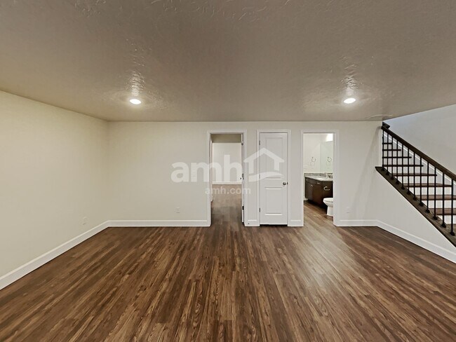 Building Photo - 3055 E N Vlg Dr