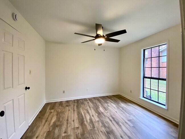 Building Photo - 2102 Fillmore Dr
