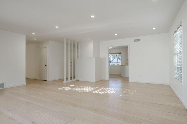 Building Photo - Beautiful 3 Bedroom / 2 Bath Single Family House in Burlingame!