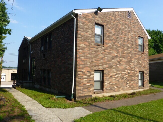 Building Photo - 22 Peat Meadow Rd