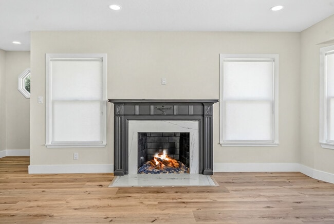 Building Photo - 1667 Valencia Ave