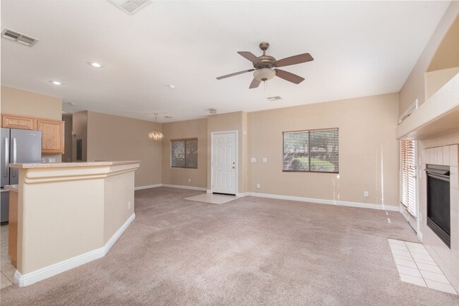 Building Photo - LARGE 3 BED, 2.5 BATH TOWNHOME IN GATED ALIANTE POOL COMMUNITY