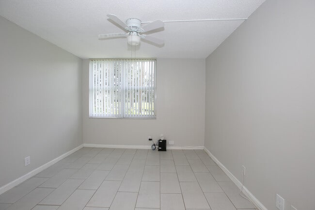 Building Photo - 9441 Live Oak Pl