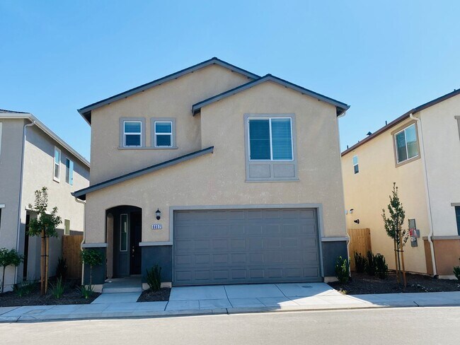 Building Photo - $2,350 Clinton & Armstrong, 4 Bed, Gated Community Pool & Solar - E Riesling Dr, Fresno