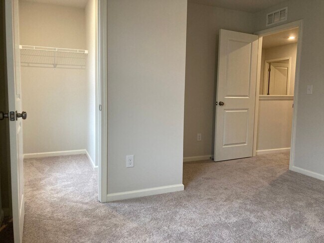 Building Photo - 117 Elegance Wy