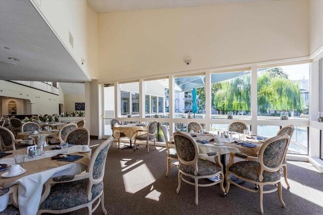 Building Photo - 1560 Circa Del Lago