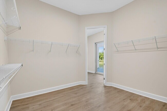 Building Photo - 15120 Wildwood Cir