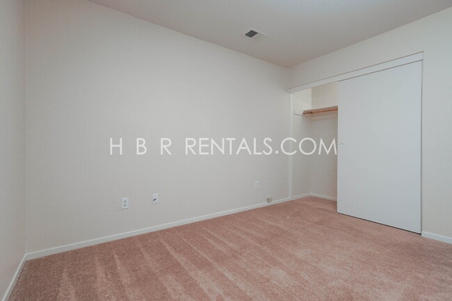 Building Photo - Charming 4-Bed, 2.5-Bath Home in Tracy’s E...