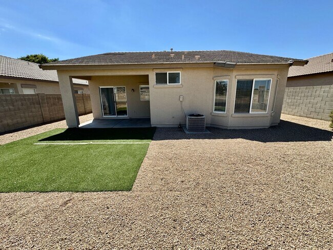 Building Photo - 4 Bedroom/2 Bath Single Level Home In Avondale! Golf Course Lot