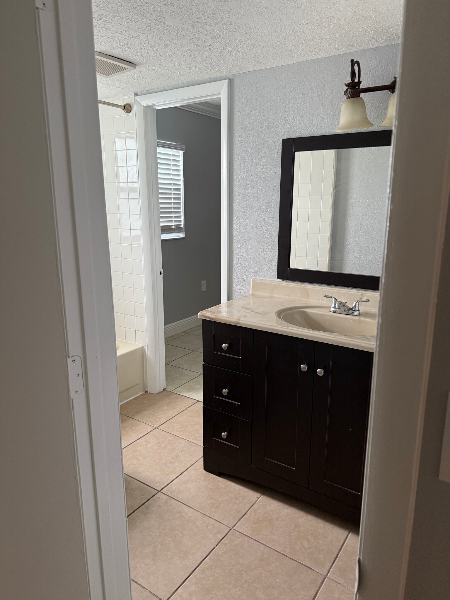 Full bath - 7261 Pond Cir