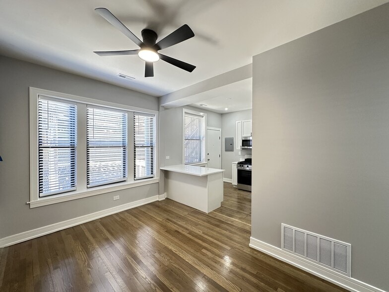 Building Photo - 3840 N Wilton Ave