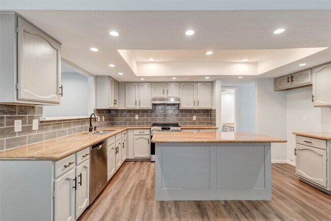 Building Photo - 9614 Charter Ridge Dr