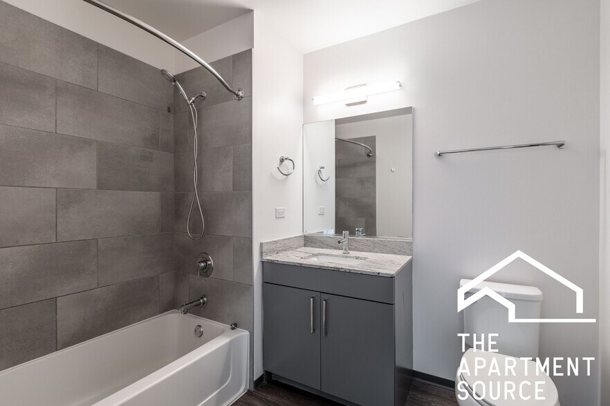 Building Photo - 2340 N California Ave