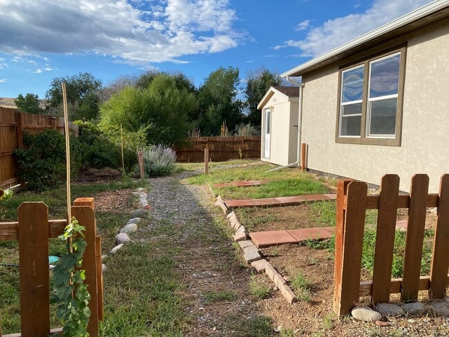 Building Photo - 883 Vineyard Ave