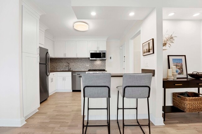 Building Photo - 247 E Chestnut St