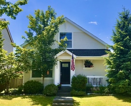 Building Photo - Beautifully remodeled DuPont 2 bedroom 2 bath house with A/C