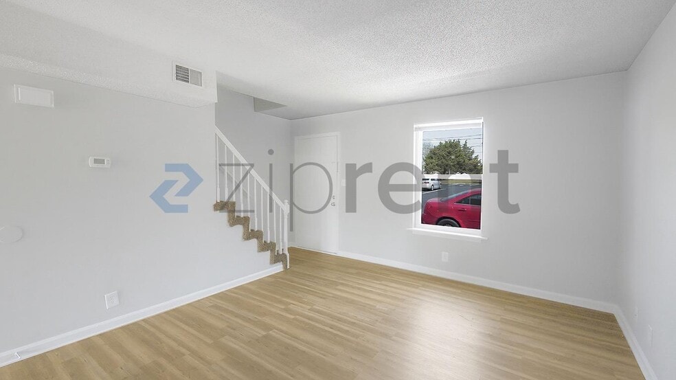Building Photo - Unit APT E