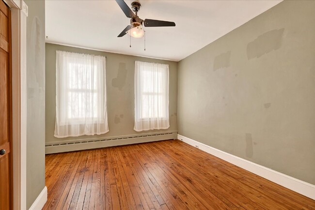 Building Photo - Beautiful Rowhome in Canton with 2 Beds, 2...