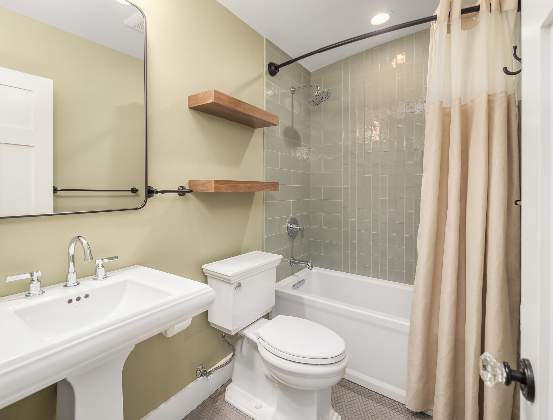 Building Photo - 10425 Des Moines Memorial Dr S