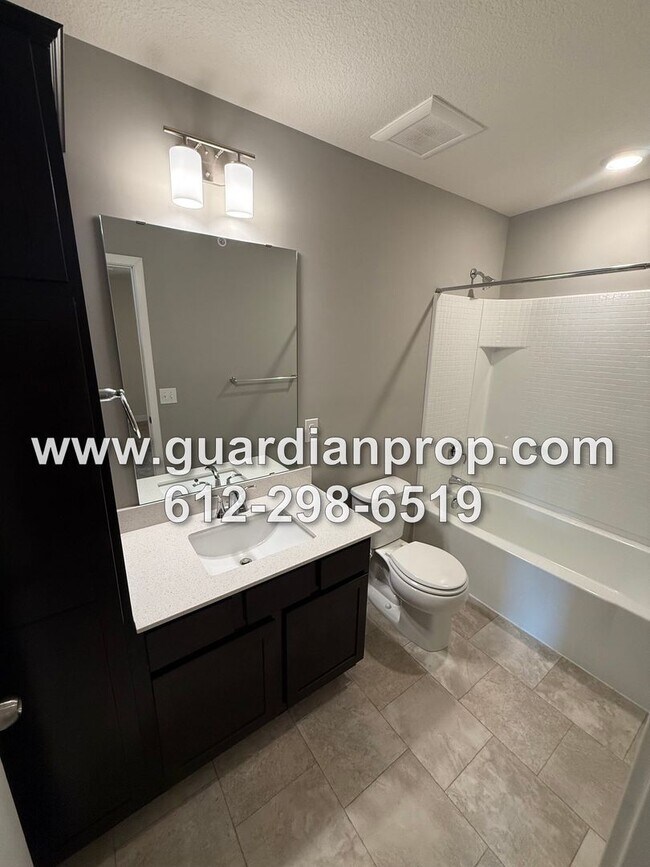 Building Photo - End Unit Townhouse Available Now, Open Floor Plan, Loft Area, Large Primary Suite, Side Patio