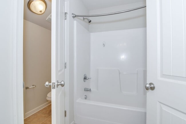 Building Photo - 3 Bedroom 2.5 Bath Townhouse