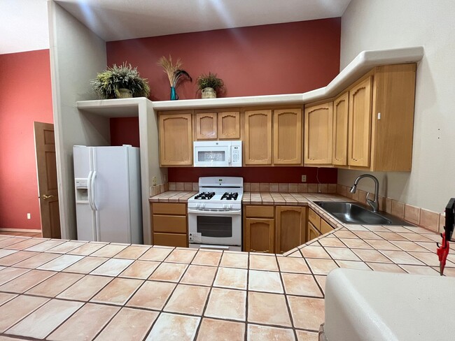 Building Photo - Southwestern 3 Bedroom 2 Bathroom Home In ...