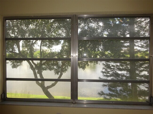 Building Photo - 2801 N Palm Aire Dr