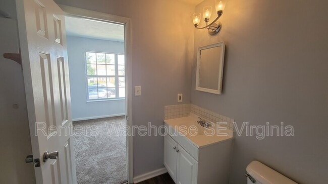 Building Photo - 809 Sutherland Arch