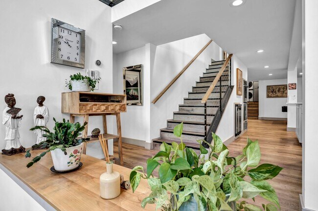 Building Photo - LAKEFRONT LUXURY ON LAKE STANLEY | FULLY FURNISHED + UTILITIES INCLUDED IN GUARDED LAKERIDGE SHORES