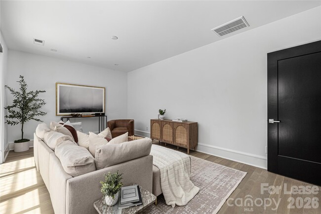 Building Photo - 614 Queens Rd