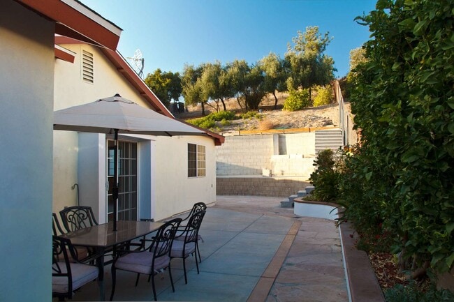 Building Photo - House with Separate studio apartment Included