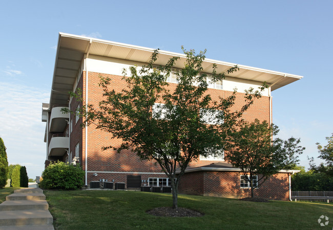 Building Photo - Courtyards Of Westmont