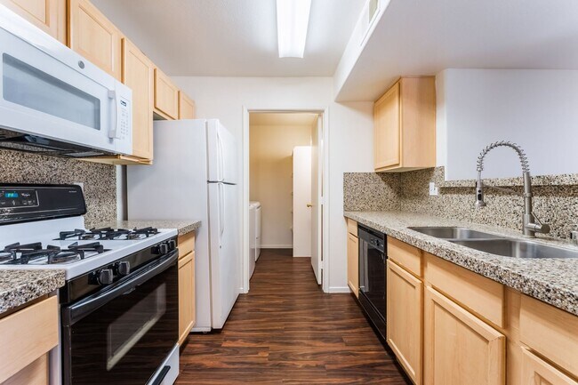 Building Photo - Gorgeous 3 Bedroom Seven Hills Condo For L...