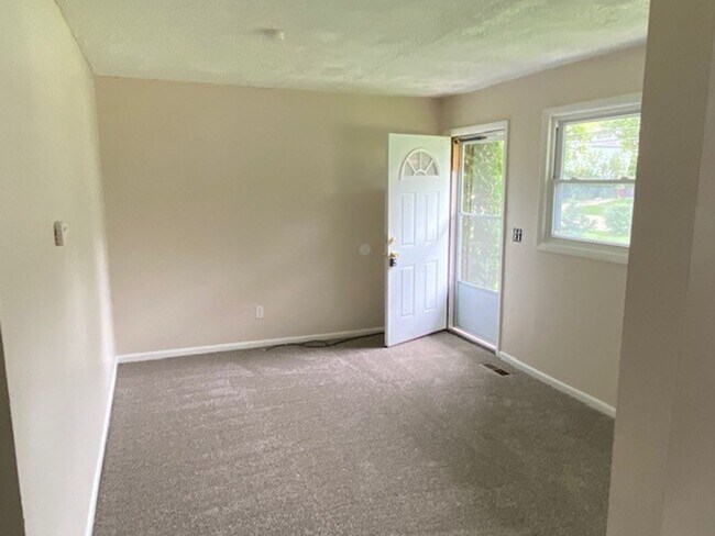 Building Photo - 3 Bedroom Ranch Home